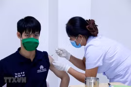 Bác sỹ Bệnh viện Setthathirath, thủ đô Vientiane tiêm vaccine phòng COVID-19 cho người dân Lào. (Ảnh: Phạm Kiên/TTXVN)