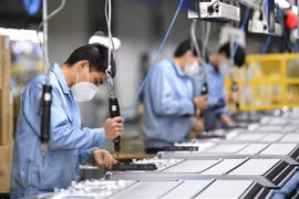 Công nhân sản xuất tại một phân xưởng của Skyworth ở Quảng Châu, thủ phủ tỉnh Quảng Đông, Trung Quốc ngày 10/2/2020. (Nguồn: THX/TTXVN)