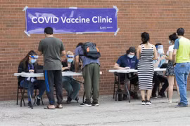 Người dân đăng ký tiêm vaccine phòng COVID-19 tại Toronto, Canada, ngày 26/5/2021. (Ảnh: THX/TTXVN)
