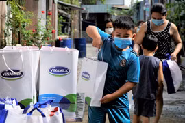 Những món quà thiết thực đã được Thành đoàn Thành phố Hồ Chí Minh và Vinamilk gửi đến bà con tại quận Bình Tân trong những ngày giữa tháng Tám.