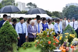 Bộ Ngoại giao tổ chức Lễ dâng hương tưởng niệm đồng chí Nguyễn Cơ Thạch tại Nghĩa trang Mai Dịch, Cầu Giấy, Hà Nội. (Ảnh: TTXVN phát)