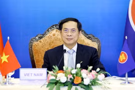 Bộ trưởng Ngoại giao Bùi Thanh Sơn tham dự Hội nghị Bộ trưởng Ngoại giao Cấp cao Đông Á (EAS) lần thứ 11 theo hình thức trực tuyến. (Ảnh: Phạm Kiên/TTXVN)