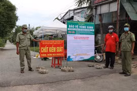 Thiết lập 'vùng xanh' an toàn tại tổ dân phố thuộc khu phố 4, phường Tương Bình Hiệp, thành phố Thủ Dầu Một, tỉnh Bình Dương. (Ảnh: Dương Chí Tưởng/TTXVN)