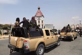 Lực lượng Taliban tuần tra tại thủ đô Kabul, Afghanistan, ngày 17/8/2021. (Ảnh: THX/TTXVN)