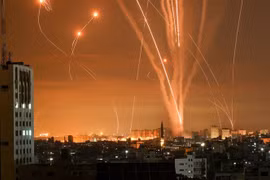 Rocket được phóng từ Beit Lahia, phía Bắc Dải Gaza hiện do Phong trào Hamas của Palestine kiểm soát, hướng về lãnh thổ Israel tối 14/5/2021. (Ảnh: AFP/TTXVN)