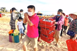 Câu lạc bộ Du lịch Quảng Bình đã phát động chương trình Người Quảng Bình góp cá gửi Thành phố Hồ Chí Minh. (Ảnh: Võ Dung/TTXVN)