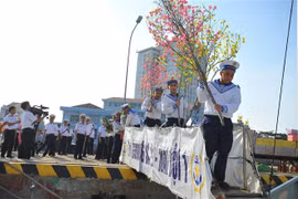 Các chiến sỹ chuyển quà lên tàu để mang đến cho những chiến sỹ đang canh giữ biển, đảo và thềm lục địa phía Nam của Tổ quốc. (Ảnh: Minh Đức/TTXVN)