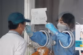Nhân viên y tế lấy mẫu xét nghiệm COVID-19 cho người dân tại Seoul, Hàn Quốc. (Ảnh: Yonhap/TTXVN)