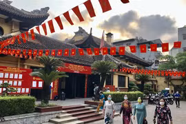 Cử tri đến tham gia bầu cử tại Khu vực bỏ phiếu số 2 phường Điện Biên, Ba Đình, Hà Nội. (Ảnh: Lâm Khánh/TTXVN)