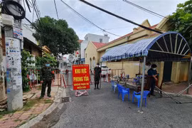 Một địa điểm phong tỏa tại phường Thắng Nhất, thành phố Vũng Tàu - nơi xuất hiện ổ dịch lây nhiễm SARS-CoV-2. (Ảnh: Hoàng Nhị/TTXVN)