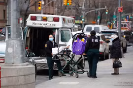 Nhân viên y tế chuyển bệnh nhân COVID-19 tới trung tâm y tế NYU Langone ở New York, Mỹ. (Ảnh: THX/TTXVN)