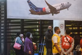 Thân nhân các nạn nhân trên chuyến bay xấu số chờ tin người thân tại Tangerang, Indonesia, ngày 9/1/2021. (Ảnh: THX/TTXVN)