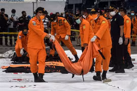Nhân viên cứu hộ chuyển thi thể hành khách trên chuyến bay xấu số tại cảng Tanjung Priok, Jakarta, Indonesia, ngày 10/1/2021. (Ảnh: THX/TTXVN)