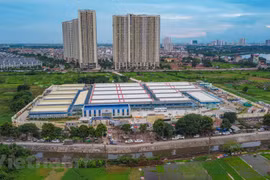 Nhìn từ trên cao, bệnh viện được chia thành 3 khu: Màu xanh là khu hành chính; khu nhà màu vàng là dinh dưỡng-nghỉ ngơi-xét nghiệm, test định kỳ-kho vật tư thiết bị y tế; khu đỏ dành cho bệnh nhân nặng. (Ảnh: PV/Vietnam+)