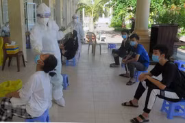 Xét nghiệm sàng lọc SARS-CoV-2 cho thí sinh tham gia thi tốt nghiệp. (Ảnh: Xuân Triệu/TTXVN)