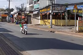 Người đi giao hàng cho các hộ dân theo khung giờ khu vực đường Đình Phong Phú, thành phố Thủ Đức, Thành phố Hồ Chí Minh. (Ảnh: Hồng Nhung/TTXVN)