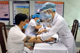 Bàn khám sàng lọc trước khi tiêm. (Ảnh: Thế Duyệt/TTXVN)