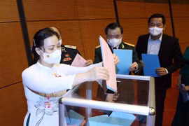 Đại biểu Quốc hội bỏ phiếu bầu Phó Thủ tướng, Bộ trưởng và thành viên Chính phủ. (Ảnh: Phạm Kiên/TTXVN)