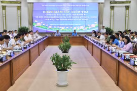 Quang cảnh buổi làm việc của đoàn công tác Quốc hội với lãnh đạo thành phố và các sở, ban, ngành, đoàn thể. (Ảnh: Hồng Giang/TTXVN)