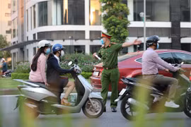 Chiến sỹ công an hướng dẫn, phân luồng tại phường Vĩnh Tuy, quận Hai Bà Trưng. (Ảnh: Thanh Tùng/TTXVN)