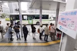 Nhân viên y tế tiêm chủng vaccine ngừa COVID-19 tại Osaka, Nhật Bản. (Ảnh: Kyodo/TTXVN)