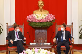 Ông Trần Tuấn Anh, Ủy viên Bộ Chính trị, Trưởng Ban Kinh tế Trung ương tiếp ngài Greg Hands, Quốc vụ khanh về chính sách thương mại, Bộ Thương mại quốc tế, Vương quốc Anh. (Ảnh: Phương Hoa/TTXVN)