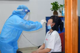 Lấy mẫu xét nghiệm SARS-CoV-2. (Ảnh: TTXVN)