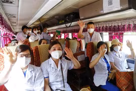 Các y, bác sỹ Tuyên Quang lên đường hỗ trợ Thành phố Hồ Chí Minh phòng, chống dịch. (Ảnh: Nam Sương/TTXVN)
