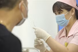 Tiêm vaccine COVIVAC cho tình nguyện viên. (Ảnh: Minh Quyết/TTXVN)