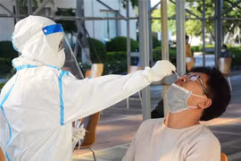 Lấy mẫu xét nghiệm SARS-CoV-2. (Ảnh: TTXVN)