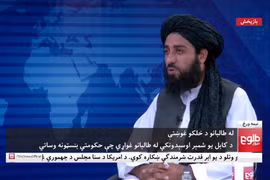 Hàng nghìn người dân Aghanistan đổ xô vào đường băng, cố lao lên các máy bay để rời khỏi đất nước sau khi Taliban tiếp quản quyền kiểm soát thủ đô Kabul, ngày 16/8/2021. (Ảnh: AFP/TTXVN)