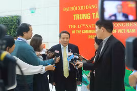 Ông Hà Sỹ Đồng (Đoàn đại biểu Đảng bộ tỉnh Quảng Trị) trả lời phỏng vấn của phóng viên các cơ quan thông tấn, báo chí. (Ảnh: TTXVN)