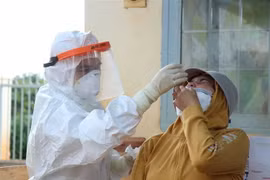 Lấy mẫu xét nghiệm sàng lọc cho người dân buôn Đrao, xã Cư Né, huyện Krông Búk, tỉnh Đắk Lắk. (Ảnh: Tuấn Anh/TTXVN)
