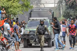 Cảnh sát áp giải nghi phạm sát hại Tổng thống Haiti Jovenel Moise tại Port au Prince, ngày 8/7/2021. (Ảnh: AFP/TTXVN)
