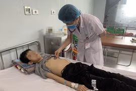 Bác sỹ thăm khám cho bệnh nhi. (Nguồn: Suckhoedoisong.vn)