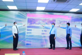 Ông Nguyễn Trọng Nghĩa, Bí thư Trung ương Đảng, Trưởng Ban Tuyên giáo Trung ương cùng các đại biểu thực hiện nghi thức khai trương giao diện mới và ra mắt ứng dụng trên thiết bị di động của Báo điện tử Đảng Cộng sản Việt Nam. (Ảnh: Phương Hoa/TTXVN)