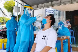 Lấy mẫu xét nghiệm SARS-CoV-2. (Ảnh: TTXVN)