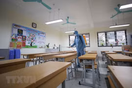 Phun khử khuẩn lớp học. (Ảnh minh họa. Nguồn: TTXVN)