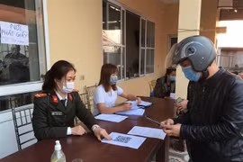 Lực lượng chức năng thành phố Hải Phòng hướng dẫn công dân khai báo y tế điện tử tại các chốt kiểm soát dịch bệnh COVID-19. (Ảnh: TTXVN phát)