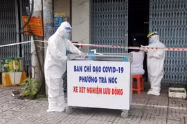 Thực hiện xét nghiệm COVID-19 lưu động tại phường Trà Nóc, quận Bình Thủy. (Ảnh: Trung Kiên/TTXVN)