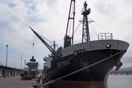 Tàu hàng Jin Teng của Triều Tiên neo tại cảng Subic, phía bắc Manila, Philippines ngày 4/3. (Nguồn: AFP/TTXVN)