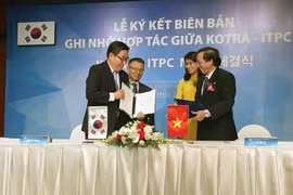 Các đơn vị xúc tiến thưuơng mại, đầu tư Việt Nam - Hàn Quốc ký kết hợp tác. (Ảnh: Mỹ Phương/Vietnam+)