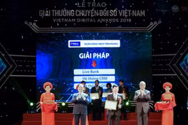 Tổng Giám đốc TPBank Nguyễn Hưng nhận giải từ ban tổ chức. (Ảnh: CTV)