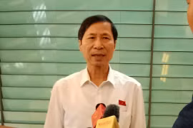 Đại biểu Bùi Văn Phương trả lời báo chí bên hành lang Quốc hội. (Ảnh: PV/Vietnam+)