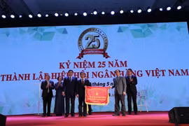 Phó Thống đốc Đoàn Thái Sơn trao cờ thi đua của NHNN Việt Nam cho Ban lãnh đạo Hiệp hội Ngân hàng Việt Nam. (Nguồn: CTV)