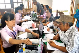 Khách hàng giao dịch tại Ngân hàng Chính sách xã hội. (Ảnh: CTV)