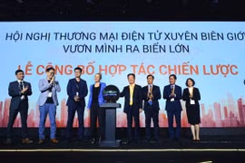 Các lãnh đạo tại lễ công bố đối tác chiến lược giữa T&T Group, SHB và Amazon. (Ảnh: CTV/Vietnam+)