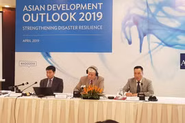 Lãnh đạo ADB tại buổi họp báo. (Ảnh: TH/Vietnam+)
