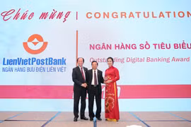 Chủ tịch Hội đồng quản trị LienVietPostBank nhận giải thưởng từ chương trình. (Ảnh: CTV/Vietnam+)