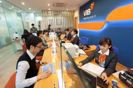 Giao dịch tại VIB. (Ảnh: CTV/Vietnam+)